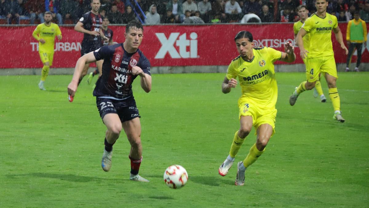 Una jugada del partido entre el Yeclano y el Villarreal B jugado bajo un chaparrón