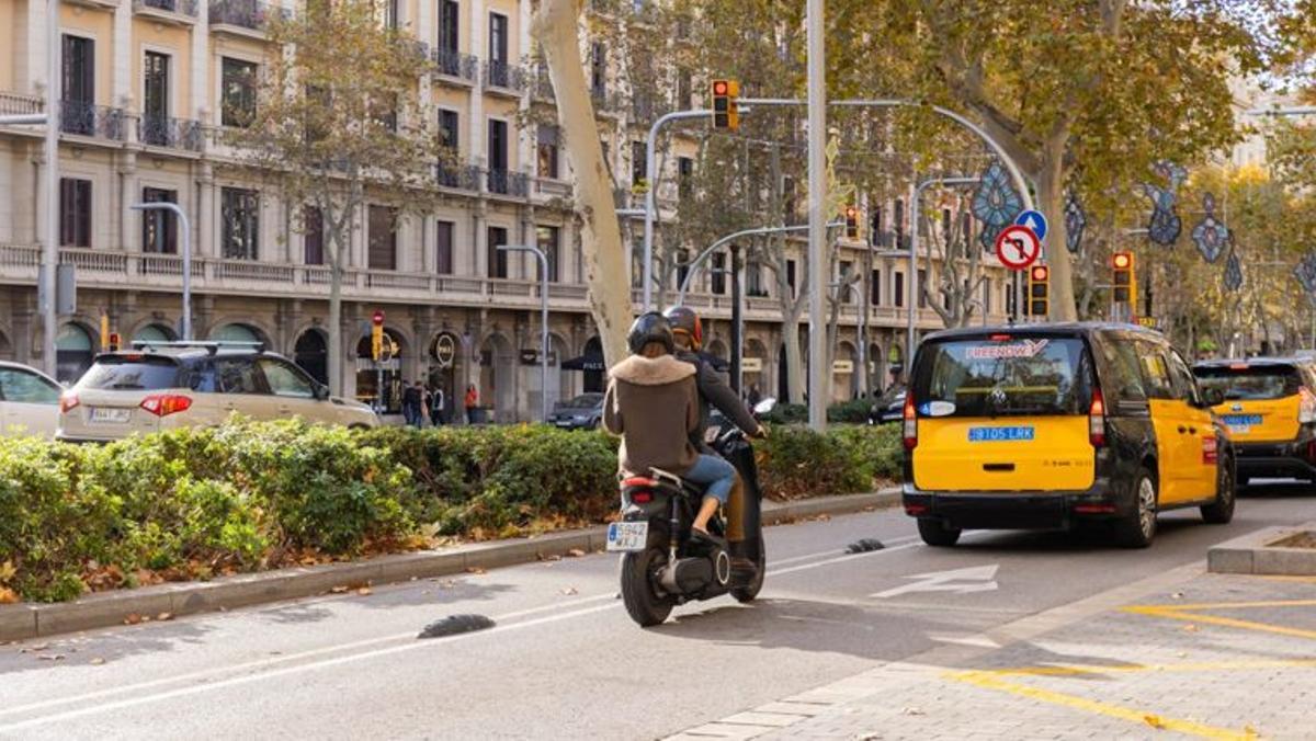 Una moto circulant pel centre de Barcelona