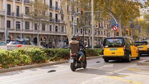 Una moto circulant pel centre de Barcelona