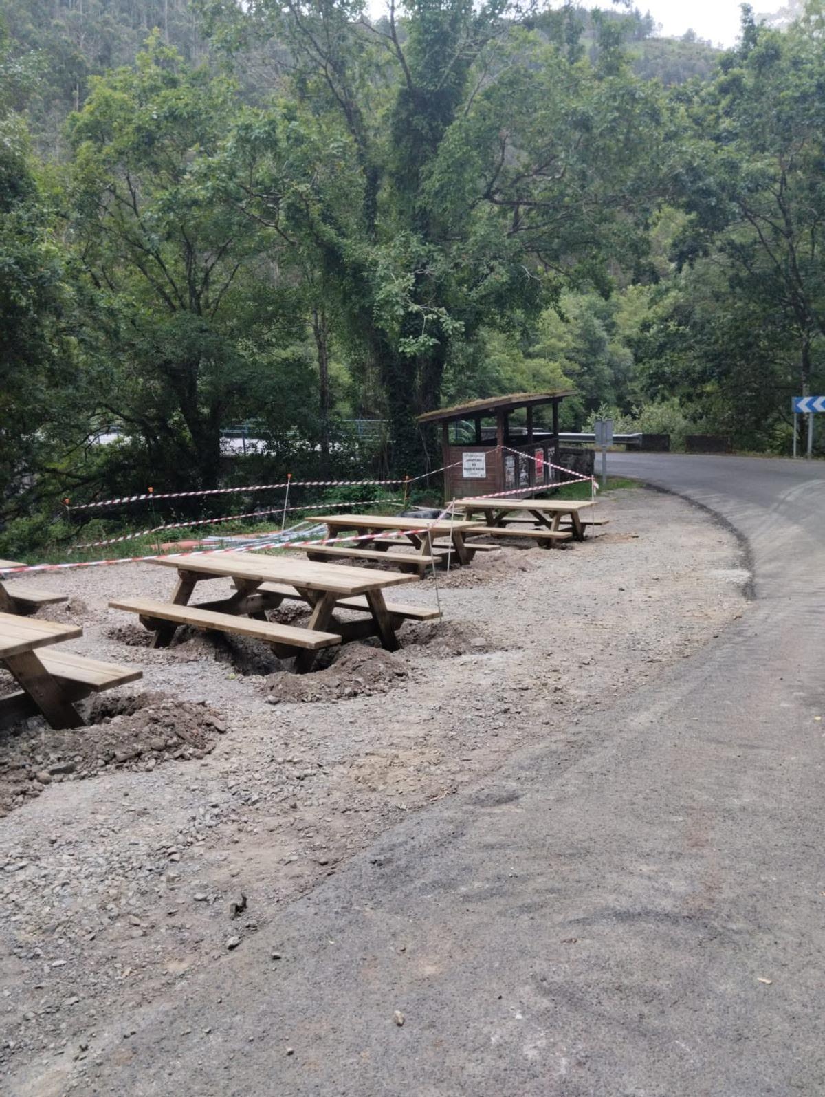 Las mesas del área recreativa, en Castrillón.