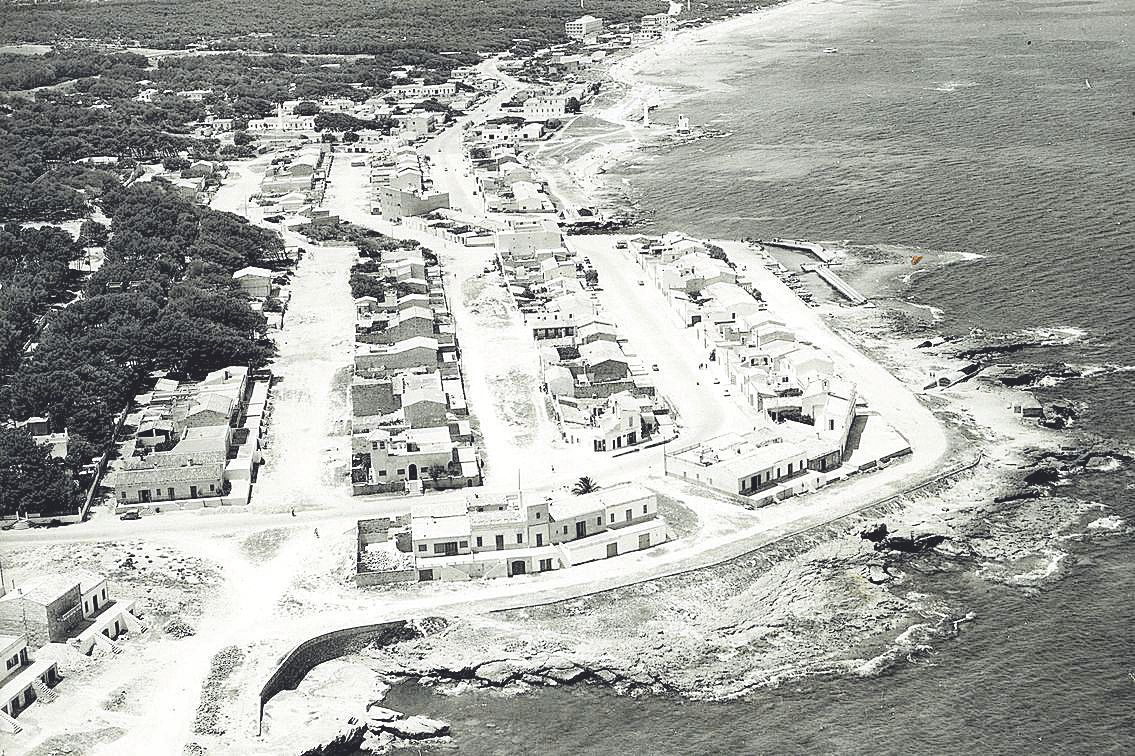 Vista aérea de Can Picafort en los años 60.