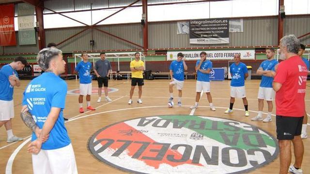 El equipo estradense, en su primera jornada de entrenamientos. | FIRMA DE FOTO