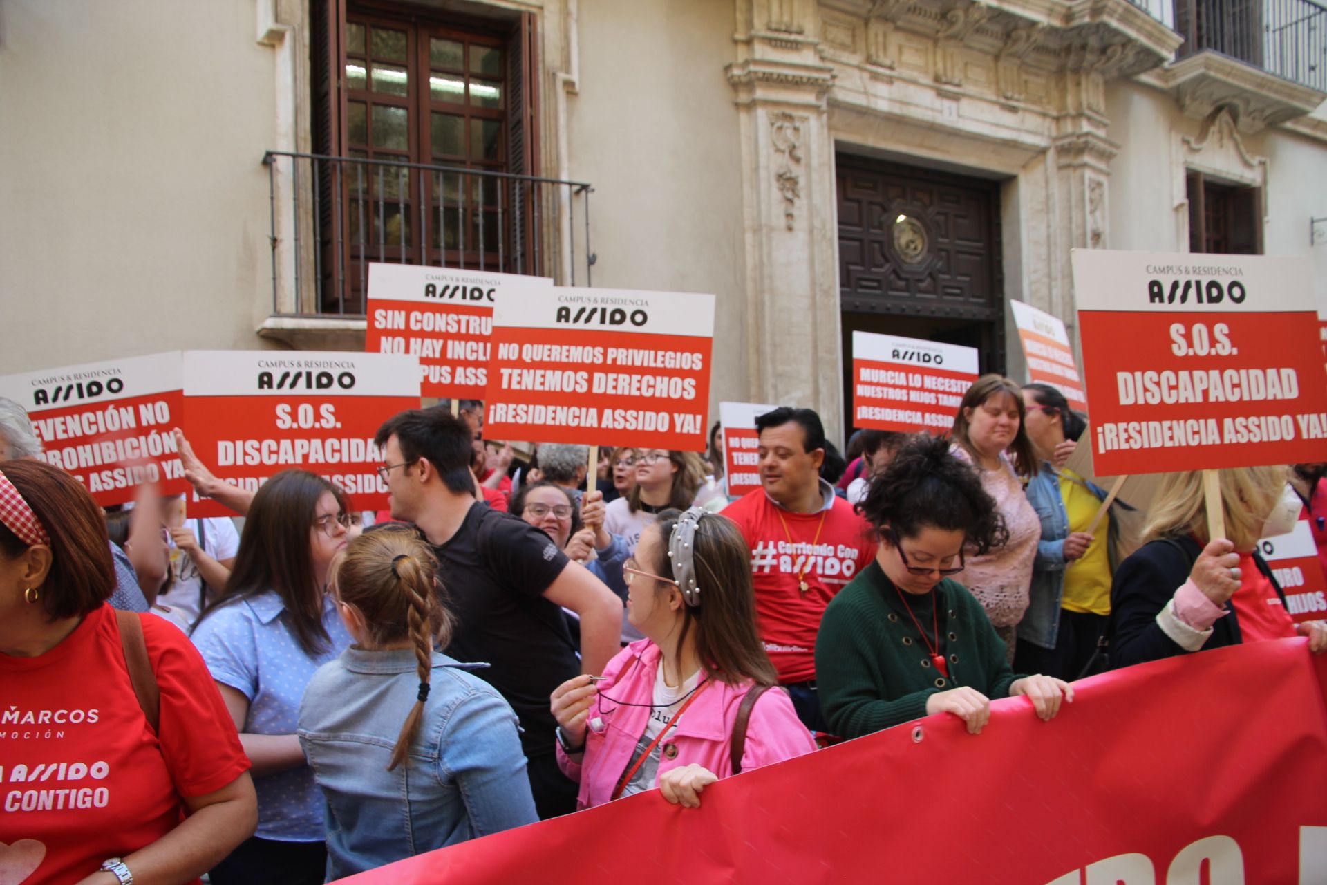 Concentración de Assido en Murcia ante la CHS