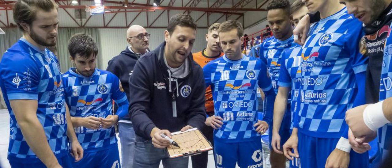 Ricardo Margareto, dando instrucciones en un partido de la pasada temporada. | UFBO