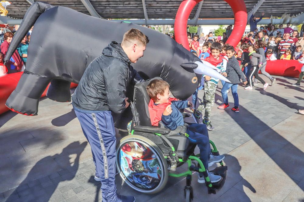 Toros "bravos" y carreras con el San Fermín infantil en de las fiestas patronales de Torrevieja