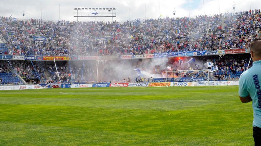 Panorámica de la grada Popular del Heliodoro Rodríguez López durante un partido del Tenerife.