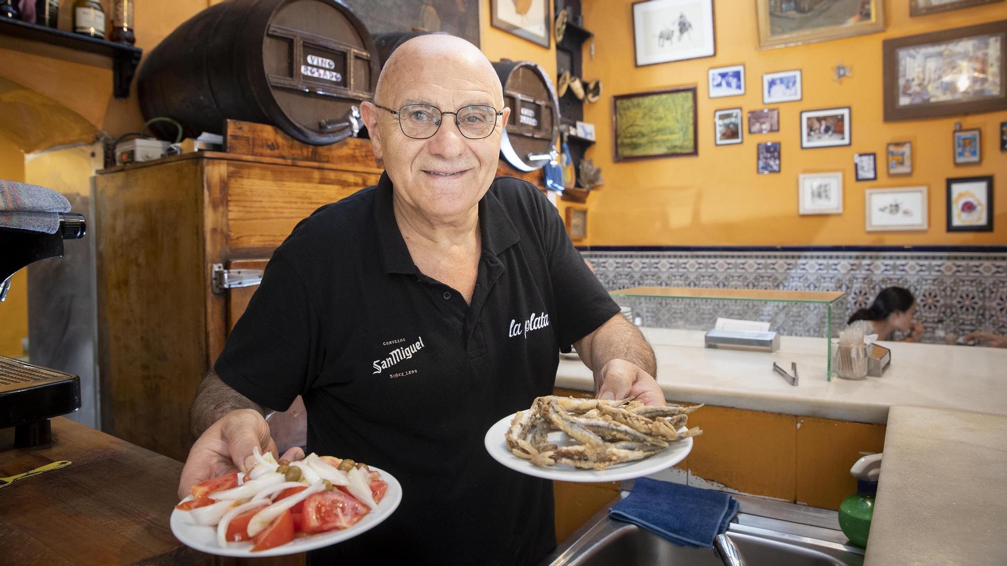 Pepe Gómez, genio y figura del bar La Plata, en la calle de la Mercè.