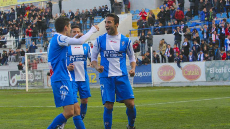 Los jugadores del Alcoyano celebran un gol