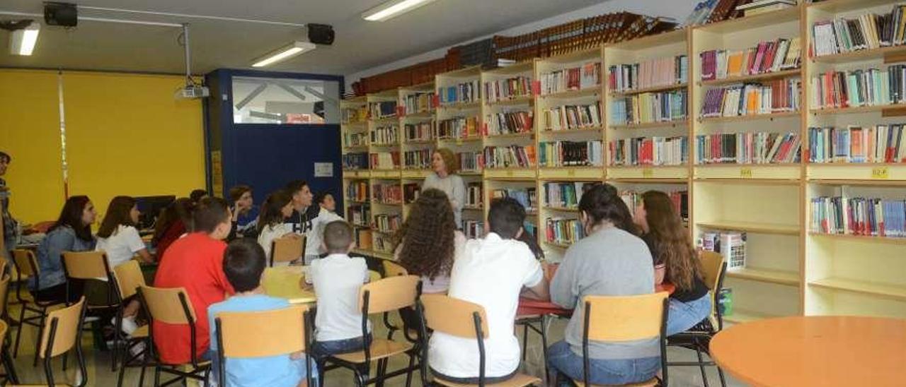 Un grupo de alumnos del IES Meaño participan en una de las actividades de la biblioteca. // Noé Parga