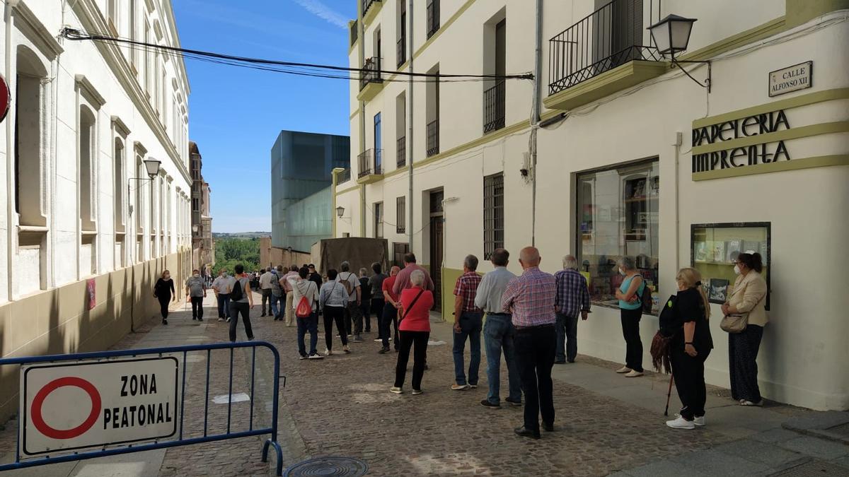 Colas para vacunarse ayer tarde en el Teatro Ramos Carrión