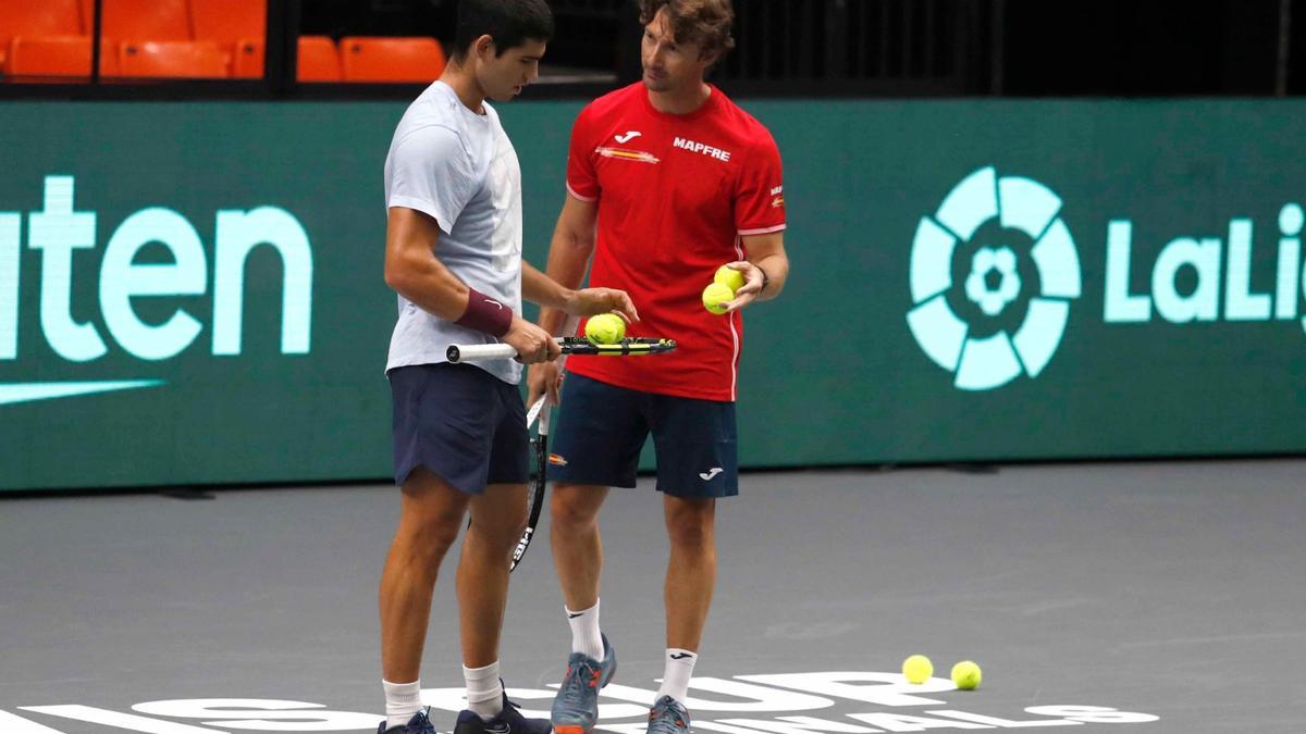 Carlos Alcaraz y Juan Carlos Ferrero en el primer entrenamiento en la pista central de la Fonteta