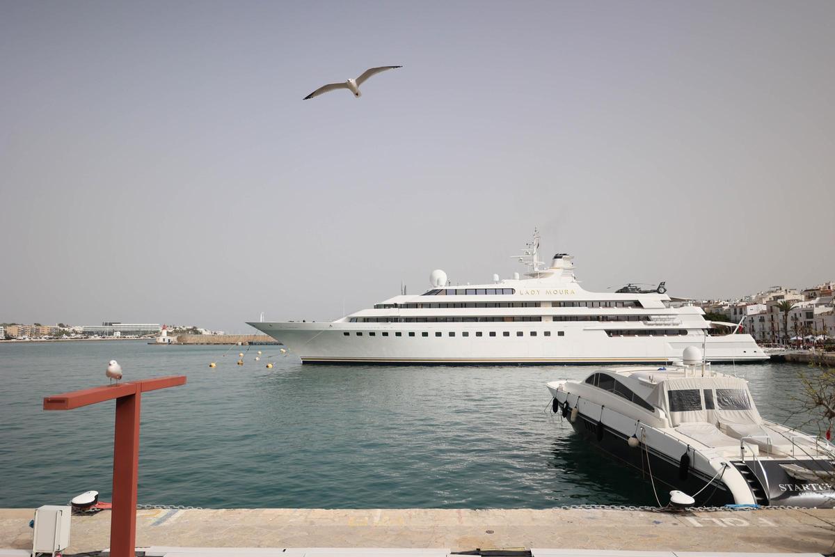 El megayate 'Lady Moura' estrena la temporada en la nueva marina del puerto de Ibiza