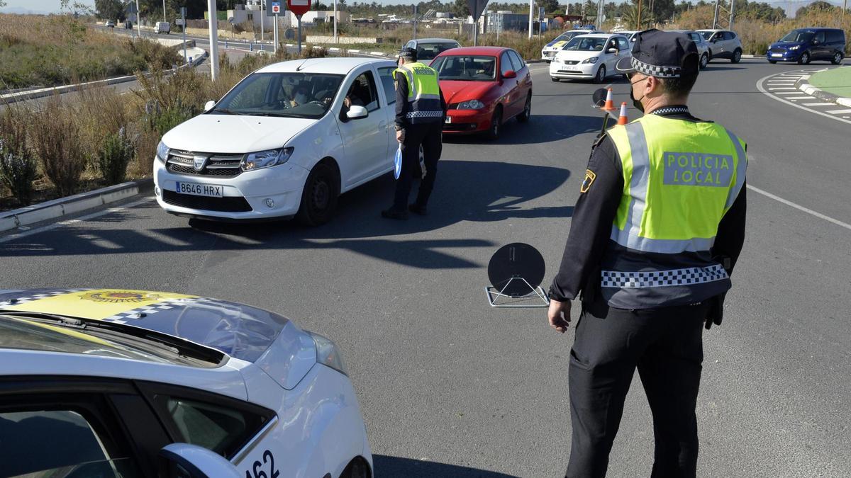 Policias locales de Elche en un control