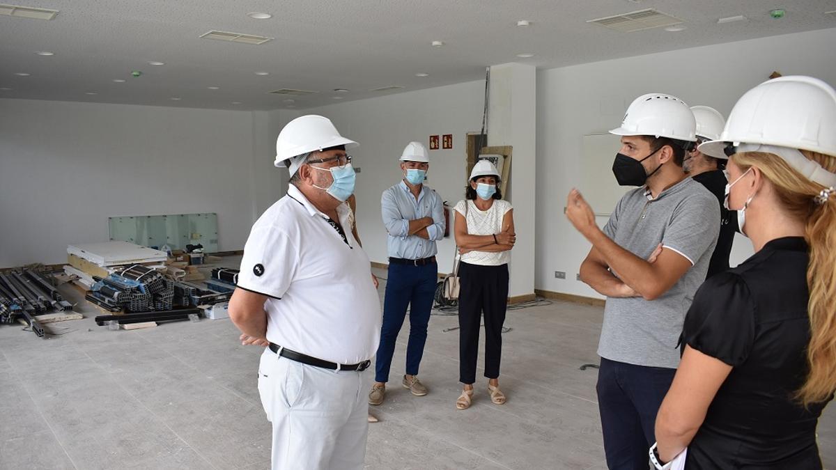 El alcalde de Alhaurín de la Torre, Joaquín Villanova, durante una visita a las obras del nuevo Centro del Mayor.