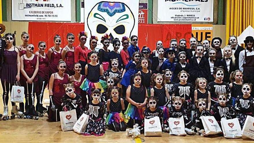 Participants en el festival del Club Patinatge Artístic Manresa al pavelló del Pujolet