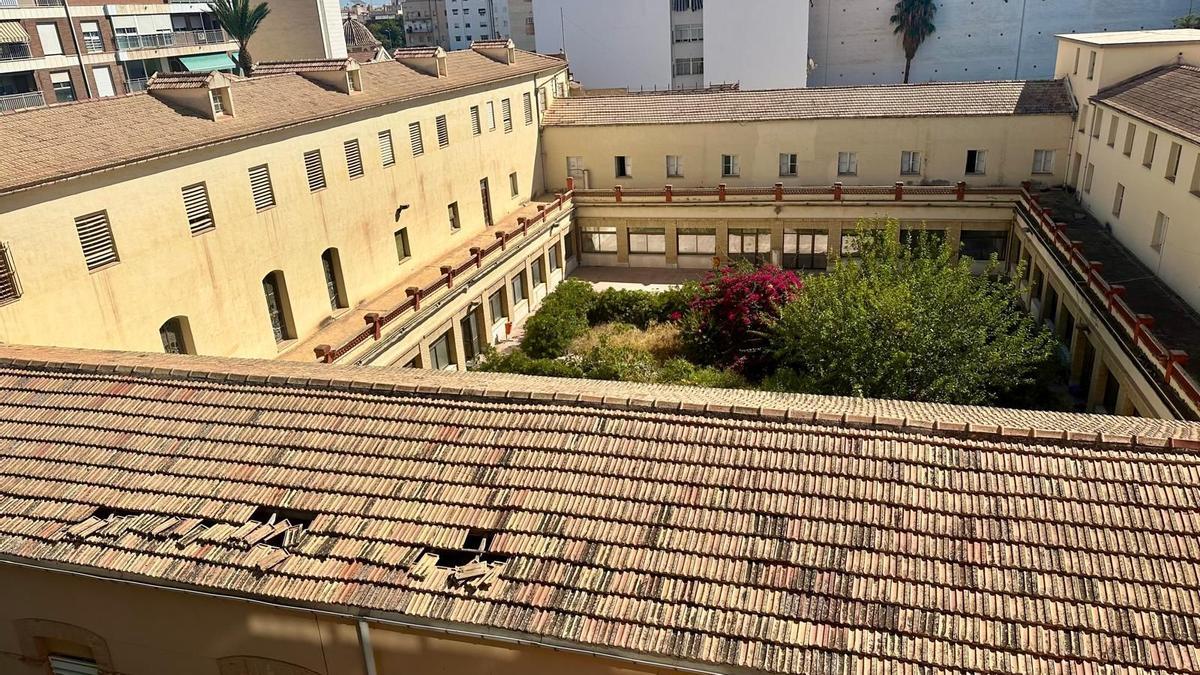 Vista del patio interior del antiguo asilo en estado de abandono, a la espera de las obras de rehabilitación para albergar la residencia Oriol