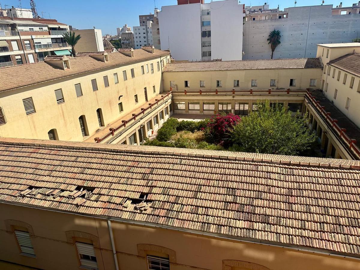 Vista del patio interior del antiguo asilo en estado de abandono, a la espera de las obras de rehabilitación para albergar la residencia Oriol
