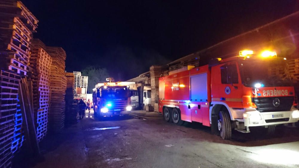 Incendio en una nave de maderas en Alaquàs