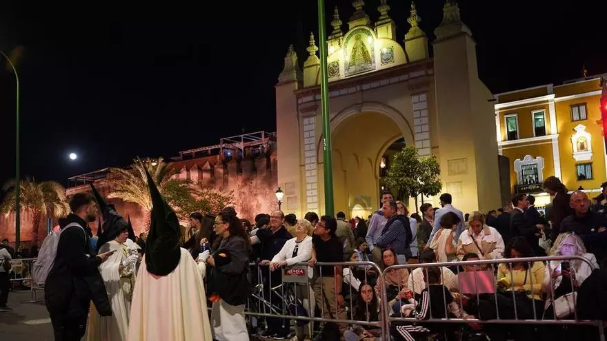 Vídeo | Ambiente en la Resolana a la espera de la salida de La Macarena