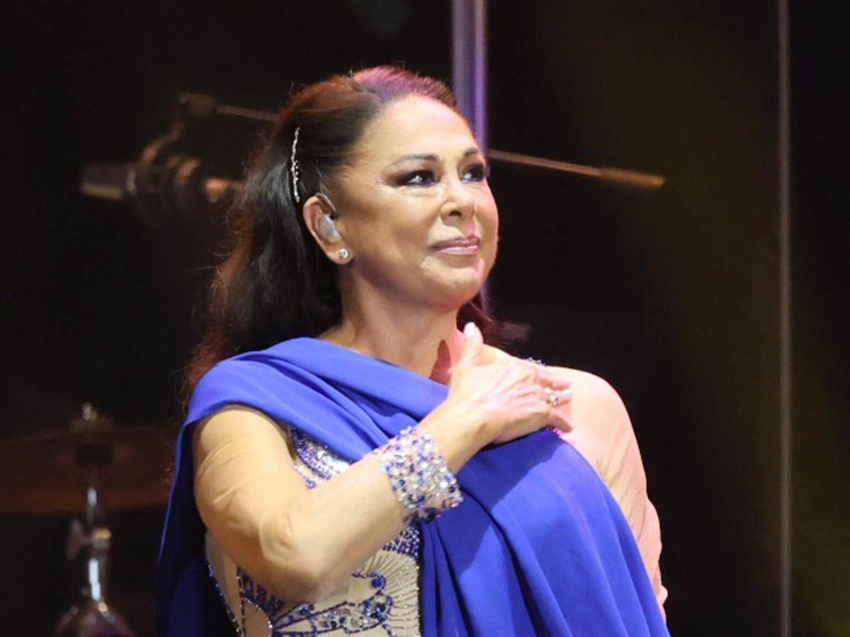 Archivo - Isabel Pantoja en el escenario del Gran Canaria Arena.