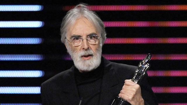 El director posa con un premio del cine europeo