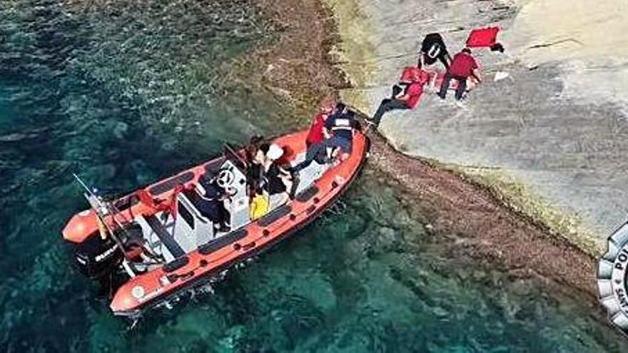 Evacúan por mar a dos mujeres heridas en sa Pedrera localizadas gracias a un dron
