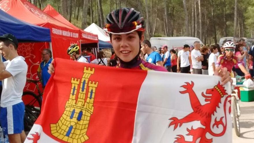 Sara Yusto con la bandera de Castilla y León