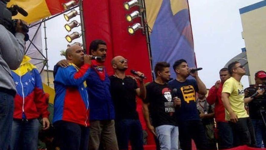 Autoridades colombianas no dejarán entrar a cantante venezolano por su cercanía con Maduro
