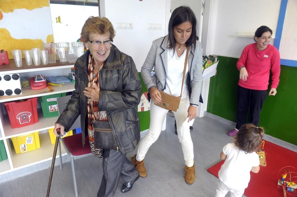 Visita de pacientes con alzheimer de Afaco a la escuela infantil de Os Rosales