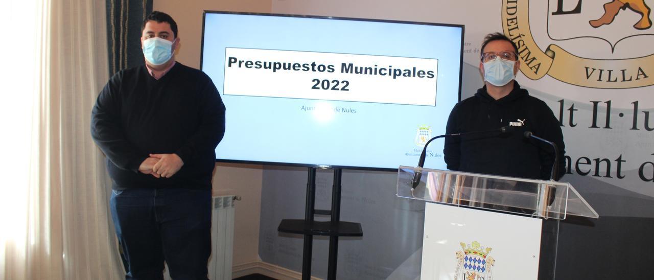 El alcalde (i) y el concejal de Hacienda presentaron el pasado jueves el presupuesto de Nules para el 2022.