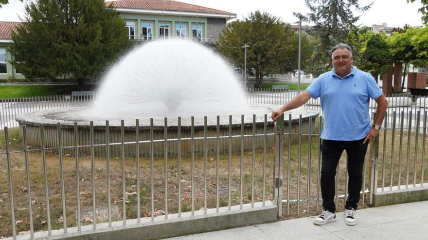 La Fuente de la Esfera vuelve a funcionar en el parque Alfonso X de Pola de Siero