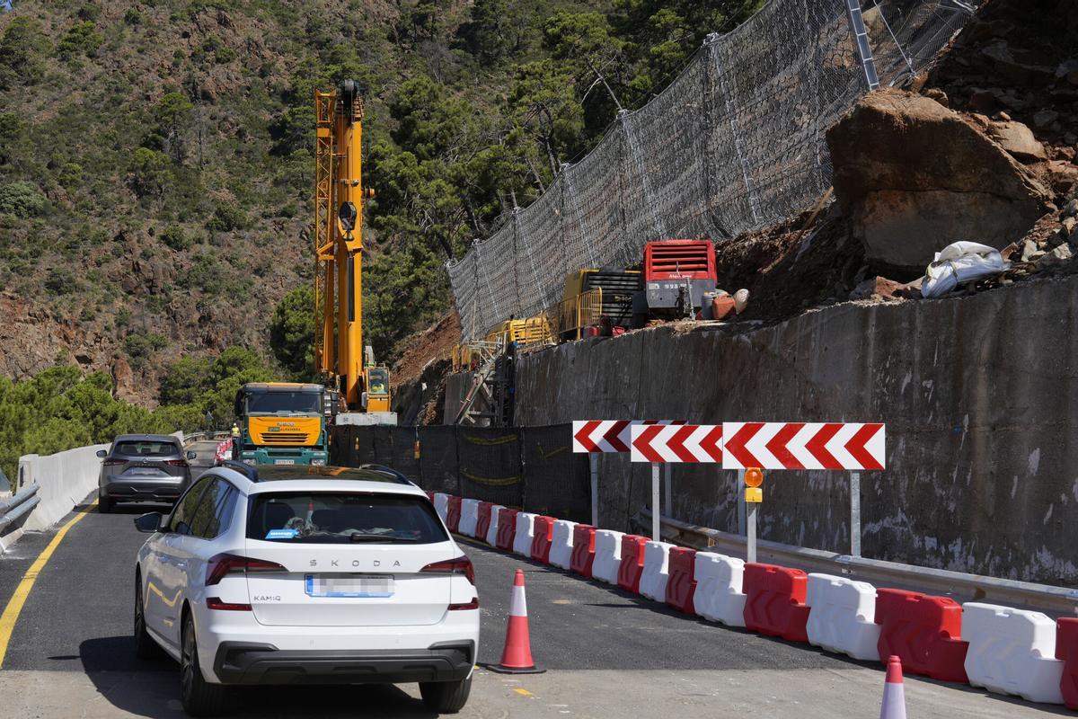 Varios vehículos circulan por la carretera A-397 tras su reapertura el verano pasado