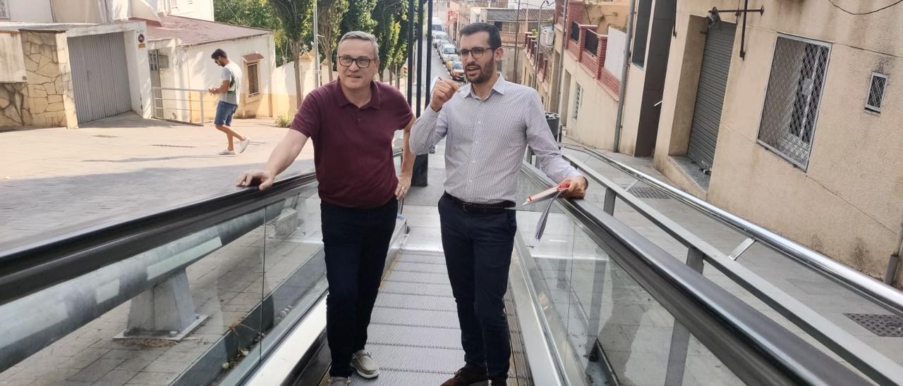 El regidor igualadí Jordi Cuadras, a la dreta, en la seva visita a Santa Coloma