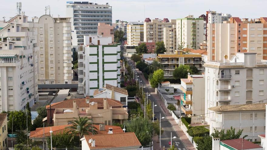 Decenas de edificios de viviendas en el casco urbano de la playa de Gandia. | NATXO FRANCÉS
