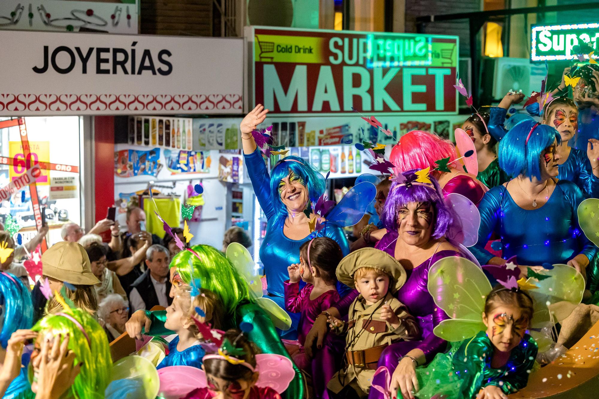 Desfile de carrozas y castillo de fuegos para despedir las Fiestas de Benidorm