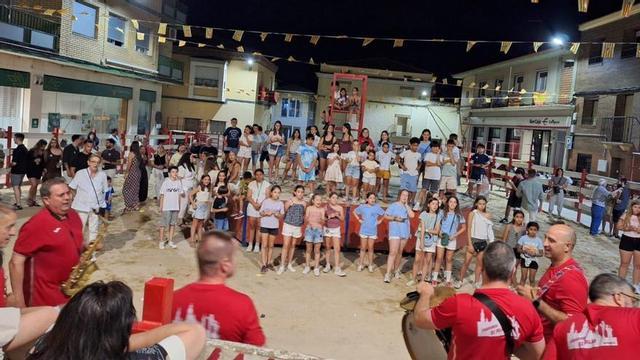 La charanga animó la noche del toro de fuego. | SERVICIO ESPECIAL