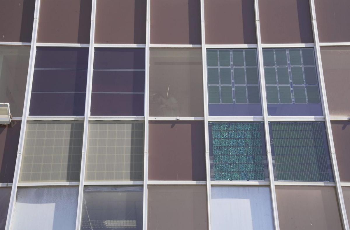 Los cuatro paneles instalados ya captan energía solar. Abajo, un operario encaramado en una grúa.  | B. ARZAYUS / MAR FERRAGUT
