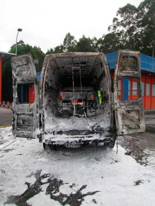 El incendio ha calcinado el vehículo cerca del peaje de Bidueira.