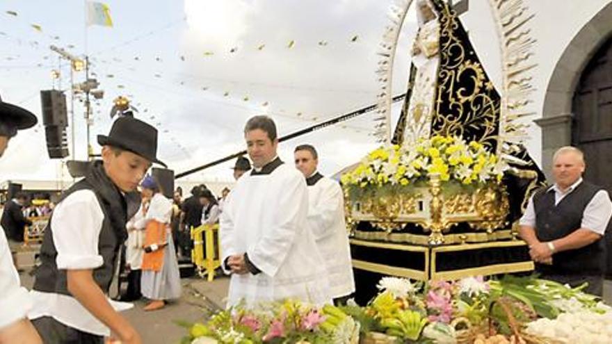 Imagen de la Virgen de los Dolores, ayer, durante la procesión y la romería.