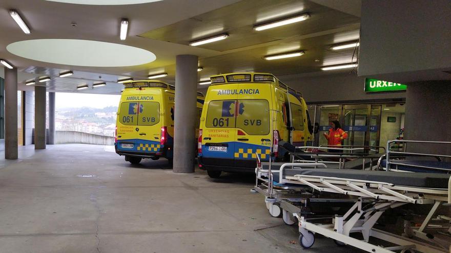 Imagen de archivo de dos ambulancias en las Urgencias del hospital de Ourense.