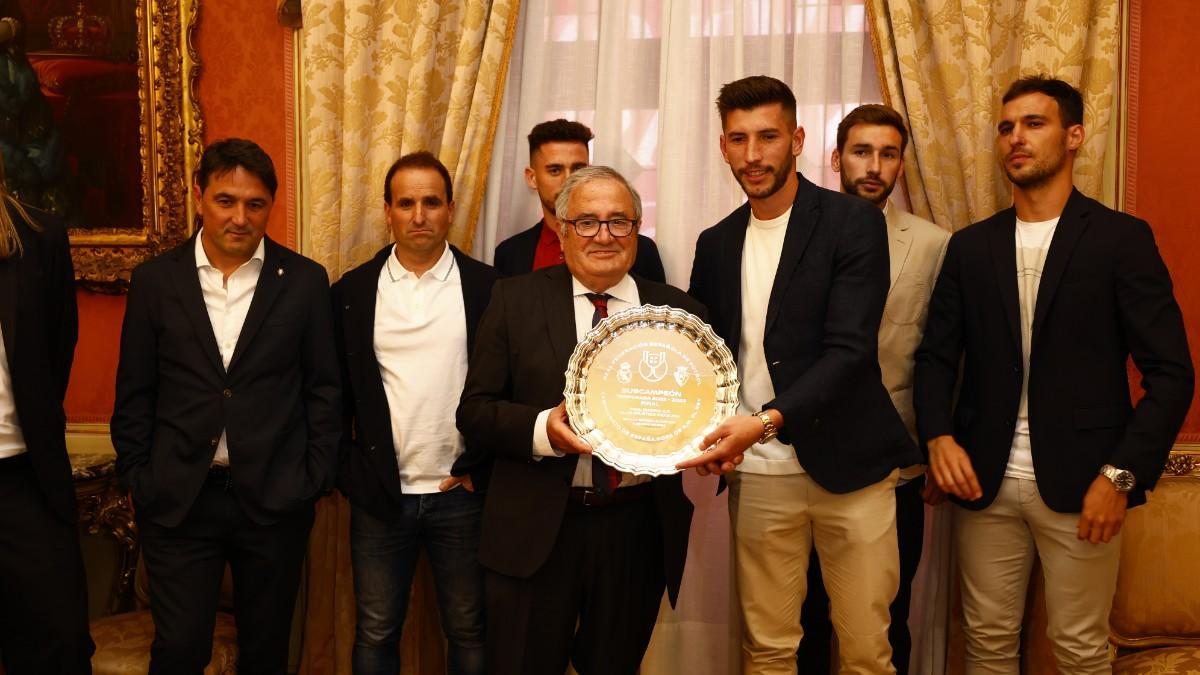 La afición de Osasuna continúa la fiesta de la Copa con un homenaje a los subcampeones