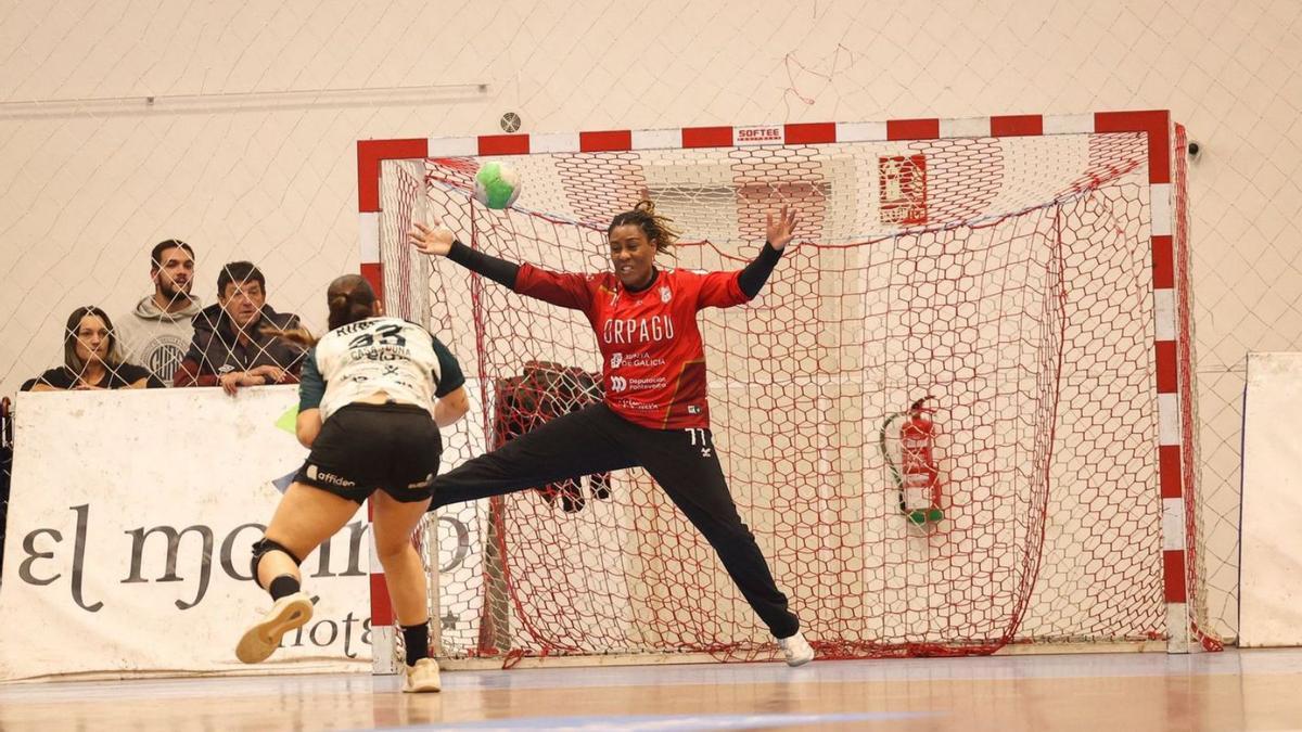 Balzinc intenta detener un siete metros. |  SportCoeco | BALONMÁN PORRIÑO