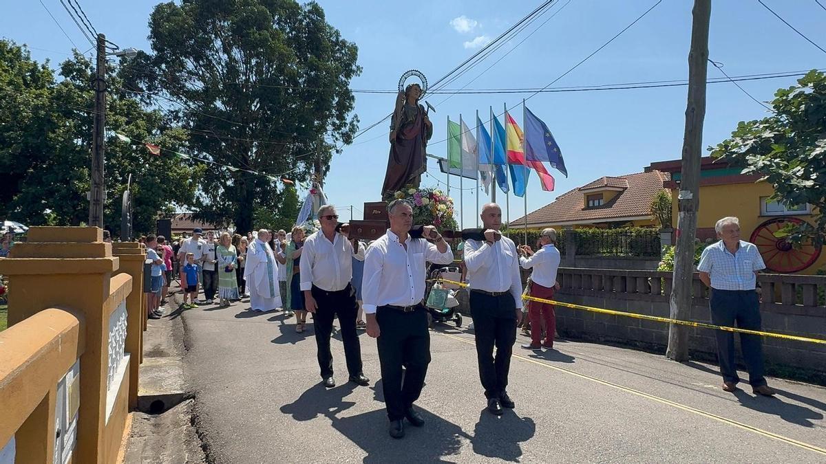 La procesión de las fiestas de El Carbayu.