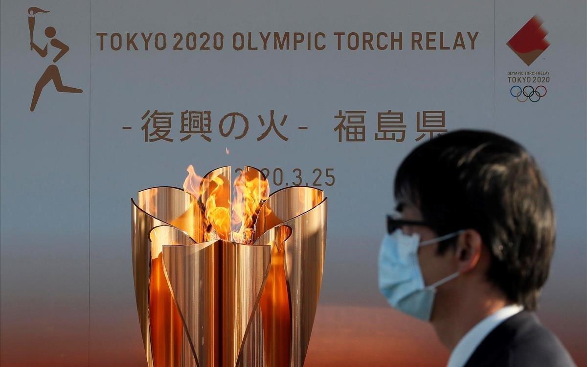 segea52920254 fotodeldia  iwaki  jap n  25 03 2020   un hombre con mascari200327091611