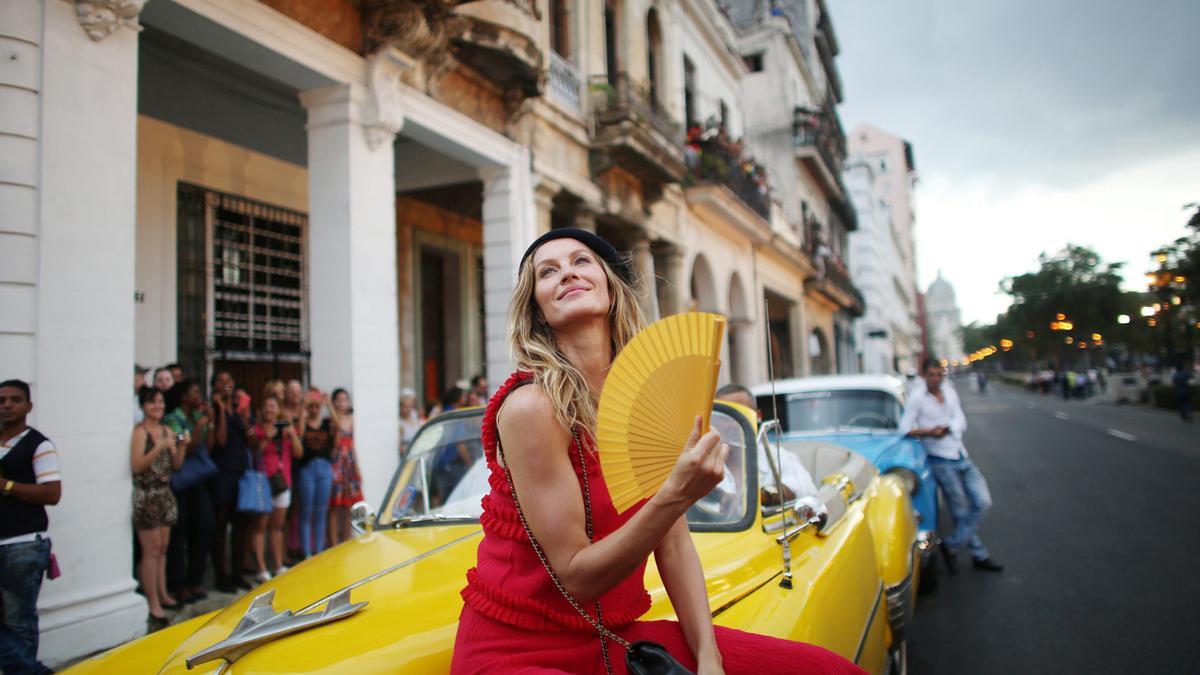 Gisele Bündchen en Cuba junto a Chanel