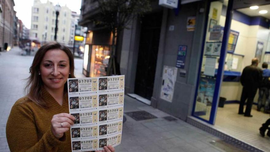 Lorena Fernández, dueña de la administración de lotería de La Merced, muestra una hoja del 01.702.