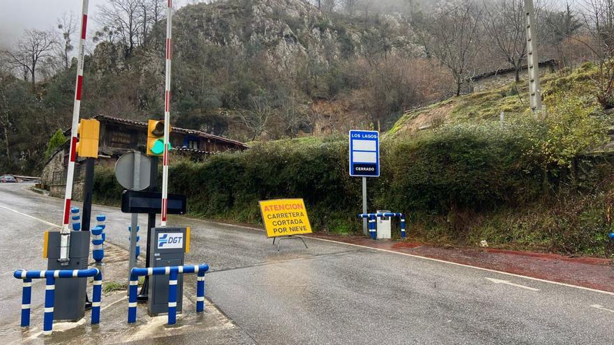 Corte de la carretera de acceso a los lagos de Covadonga. | María Villoria
