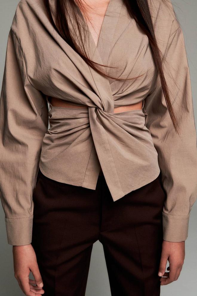 Camisa con detalles 'cut out' de Zara