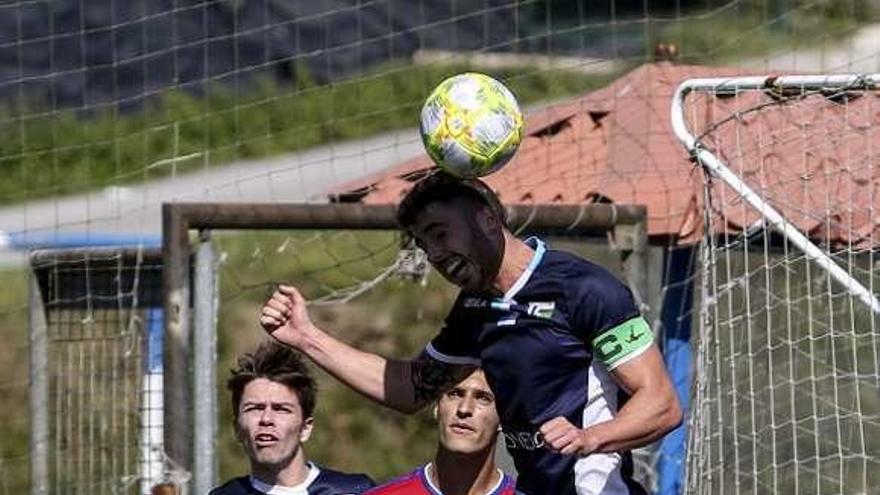 Un partido del Vallobín con el Praviano, esta temporada.