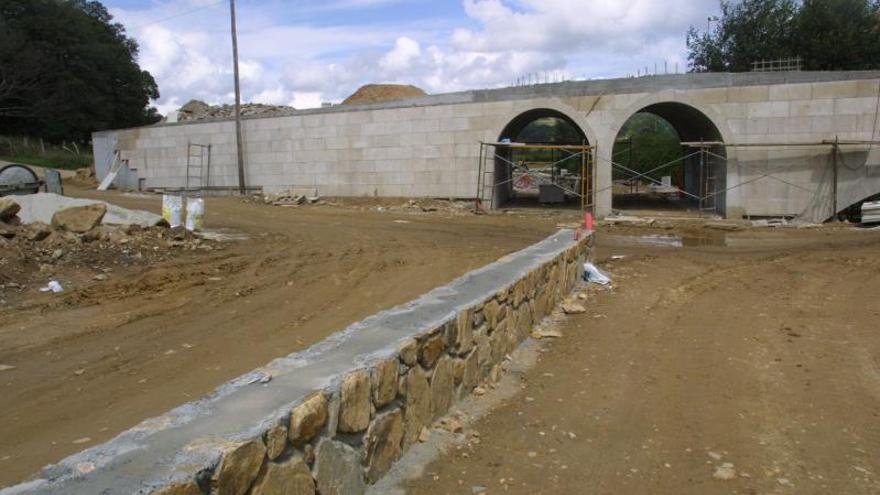 Construcción de un puente  de la zona de As Cavirtas. 